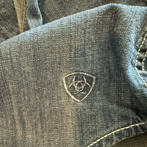 Ariat Women's Denim Snap Shirt (Fitted) - Picture 10 of 12